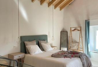 Villa Tit   allows 18 year olds to book a room