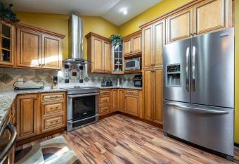 River Retreat Secluded Oasis w Hot Tub has rooms with a private hot tub