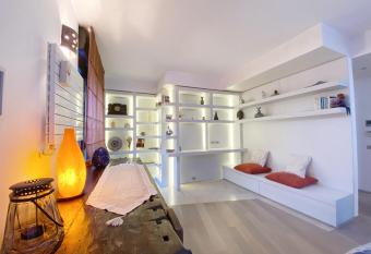 Sauna & Jacuzzi 15 minutes from Malpensa MXP has rooms with a private hot tub