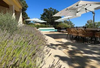 Villa Les Val  rianes has rooms with a private hot tub