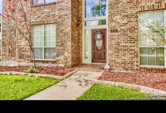 Luxurious Stone Oak house shared has rooms with a private hot tub