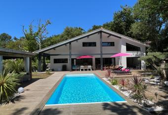 Villa landaise r  cente contemporaine 4* avec grande piscine priv  e allows 18 year olds to book a room