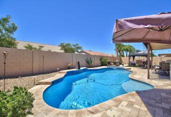 Sweet Sunrise has rooms with a private hot tub