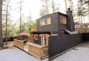 La Petite - Charming in town has Balcony rooms