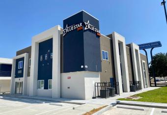 Blue Star Inn has Smoking rooms