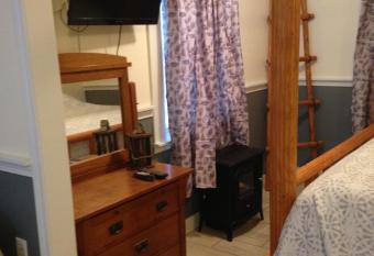 Foster Lake Inn has rooms with a private hot tub