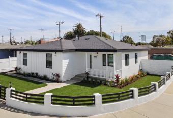 Stylish 4 Bedroom South Bay House has Balcony rooms