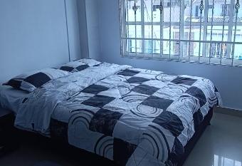 Apto los Almendros has Smoking/Balcony rooms