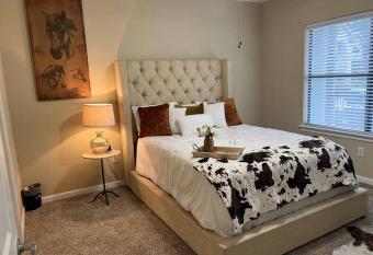 Houston/NRG/MedCtr/PoolView has rooms with a private hot tub