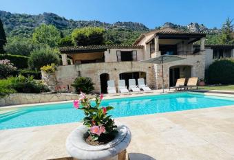 Villa Proven  ale    Vence allows 18 year olds to book a room