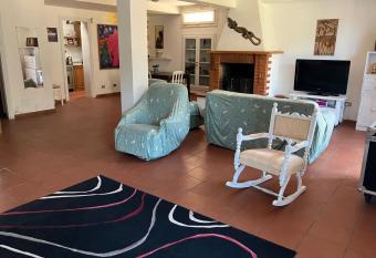 Appartamento con giardino a Selcetta vicino Campus Biomedico allows 18 year olds to book a room