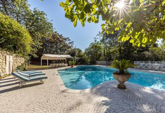 Villa Magnolia 2 has Balcony rooms