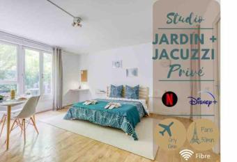 Cocon Confort has rooms with a private hot tub