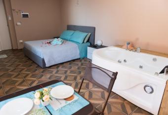 Palazzo DE MATTEO has rooms with a private hot tub
