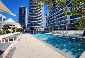 2 BRM Surfers Paradise H Resort has rooms with a private hot tub