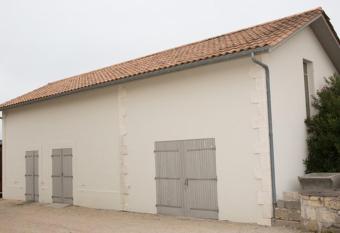 juste un garage/just only carage allows 18 year olds to book a room