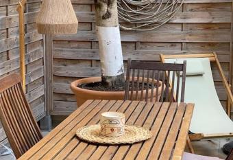 Maison de ma  tre dans le village, bord de mer allows 18 year olds to book a room