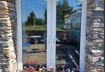 Teach Beag, Gortaforia, Kells, V23 N978 allows 18 year olds to book a room