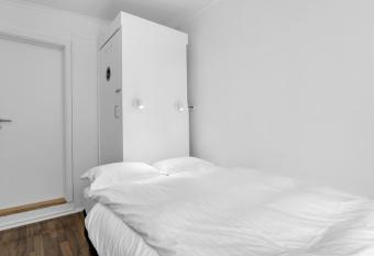 Studio 104- Free PARKING onsite -Private entrance allows 18 year olds to book a room