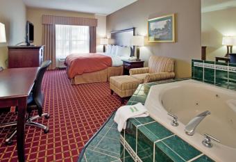 Country Inn & Suites by Radisson, Columbia, SC has rooms with a private hot tub