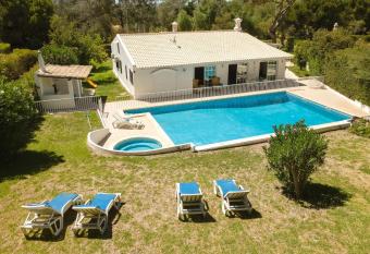 LAURA - Vilamoura allows 18 year olds to book a room