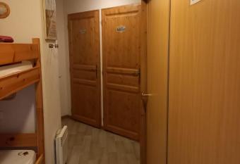 Appartement type2 au pied des pistes et piscine privee has Balcony rooms