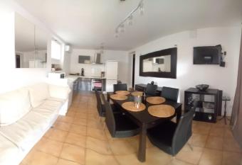 App T3 priv   terrasse et parking has rooms with a private hot tub