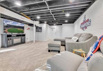 ATL/Smyrna Luxe Lodge Near Truist w/Basement&Deck allows 18 year olds to book a room