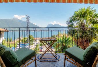 Lost In Paradise - by MyHomeInComo has Balcony rooms