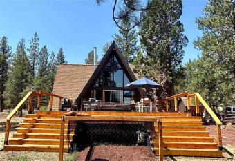 Majestic A-Frame on 5 acres! has rooms with a private hot tub