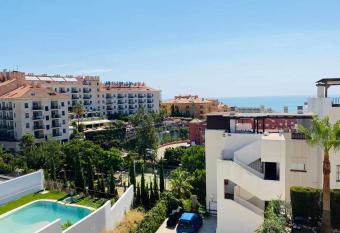 FICUS Fantastico Duplex con solarium privado allows 18 year olds to book a room