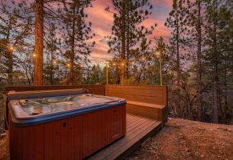 Inyo Treehouse w/hot tub has rooms with a private hot tub