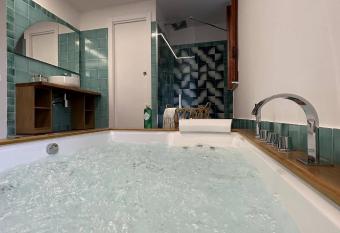 Il Melograno in Costa d Amalfi - romantic experience has rooms with a private hot tub
