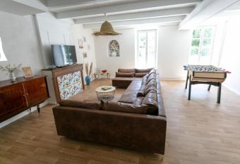 Gite de groupe de la Cayenne has Balcony rooms