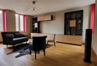 Maison atypique    Sancerre has Balcony rooms