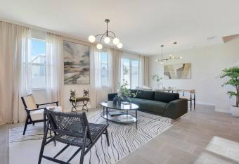 Luxury Retreat: Soulful Design. Pet Friendly 3/2.5 Townhome has Balcony rooms