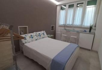 Monolocale Versilia allows 18 year olds to book a room