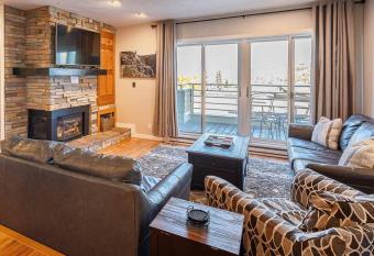 Great Location! Downtown WP with Hot Tub! Sleeps 6! has rooms with a private hot tub