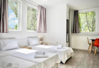 Hello Studios Budget Stays Free Parking & Wifi has Balcony rooms