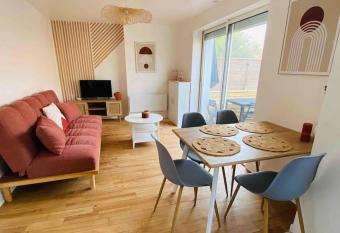 L   heurt de la d  tente has rooms with a private hot tub