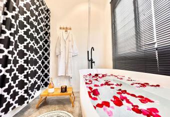 Studio S Conceptual Homestay Station 18 - Ipoh has rooms with a private hot tub