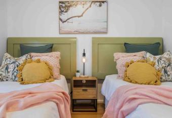 Stunning 2BR CBD Apartment next to King s Park has rooms with a private hot tub