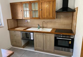 Petite maison en bordure de N7 has Balcony rooms