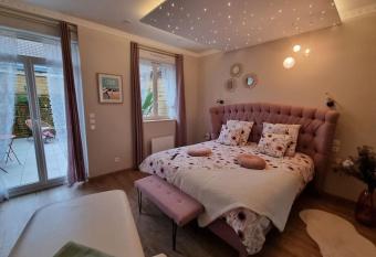 La bulle romantique allows 18 year olds to book a room