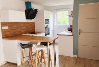 Petite villa en bois avec piscine has Balcony rooms