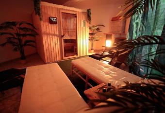 Goldhouse - Sauna, Whirlpool, Switch, Darts uvm. has rooms with a private hot tub