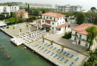 Hotel Villa Trieste allows 18 year olds to book a room