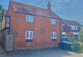 Oxfordshire Village Cottage with Private Garden has Balcony rooms