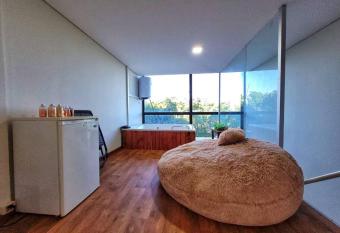 Departamento amoblado en Edificio Macondo has rooms with a private hot tub