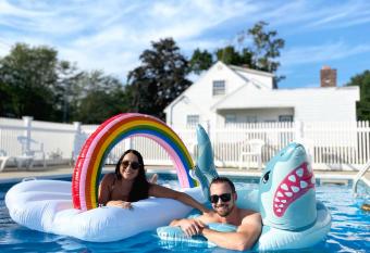 Ocean Acres Ogunquit allows 18 year olds to book a room